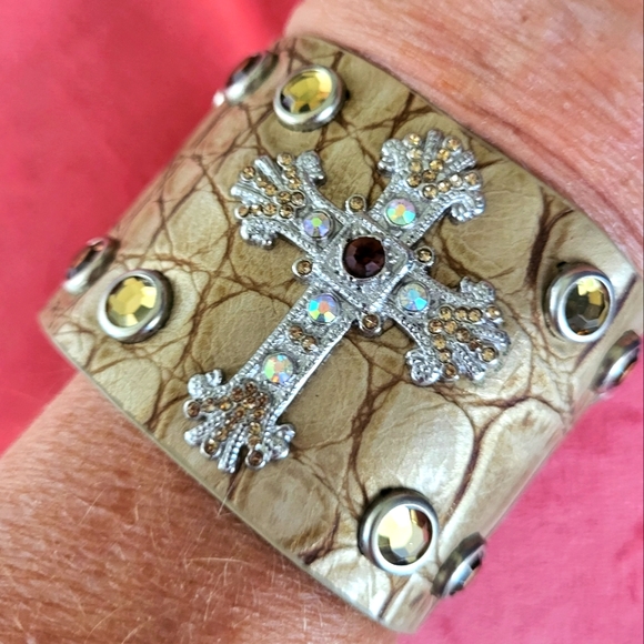 BRAND NEW STUNNING CROCODILE CUFF with gemstones and Cross - Picture 1 of 5